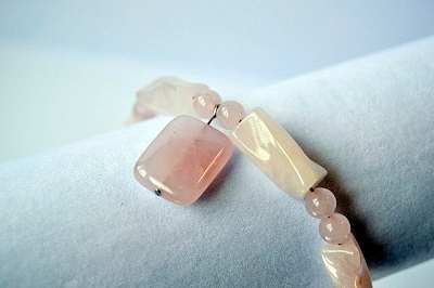 What does it mean when a rose quartz bracelet breaks?