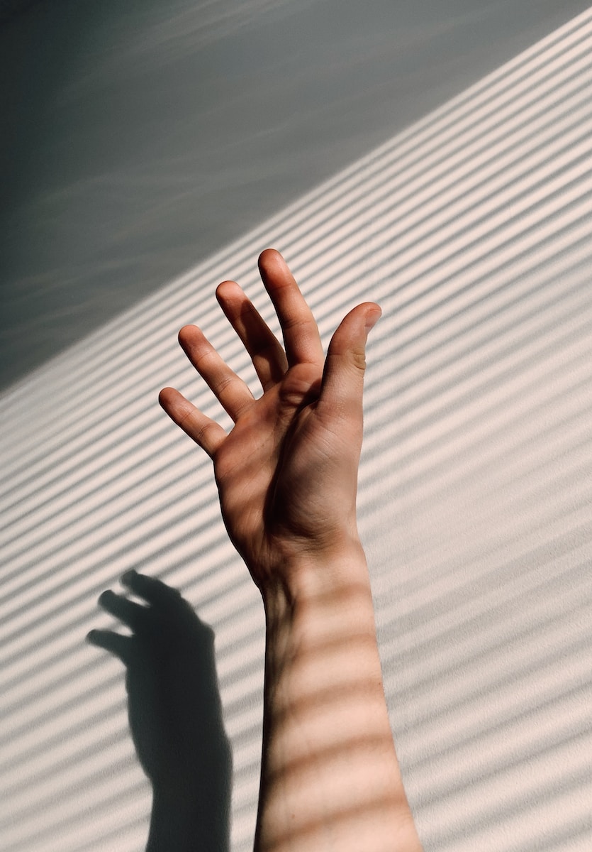 Right Hand Itching Female Means
