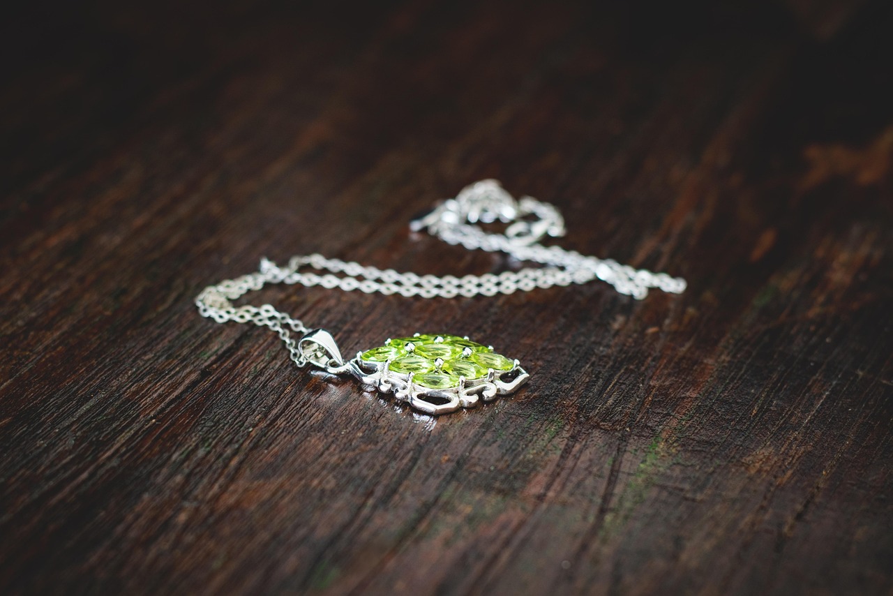 jewellery necklace follower chain gemstone precious trinket expensive noble luxury glittering sparkle peridot elegant fashion jewellery necklace necklace necklace necklace peridot peridot peridot peridot peridot